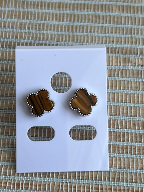 Jewelry - ⭐️- mini tiger eye clover earring in a silver finish